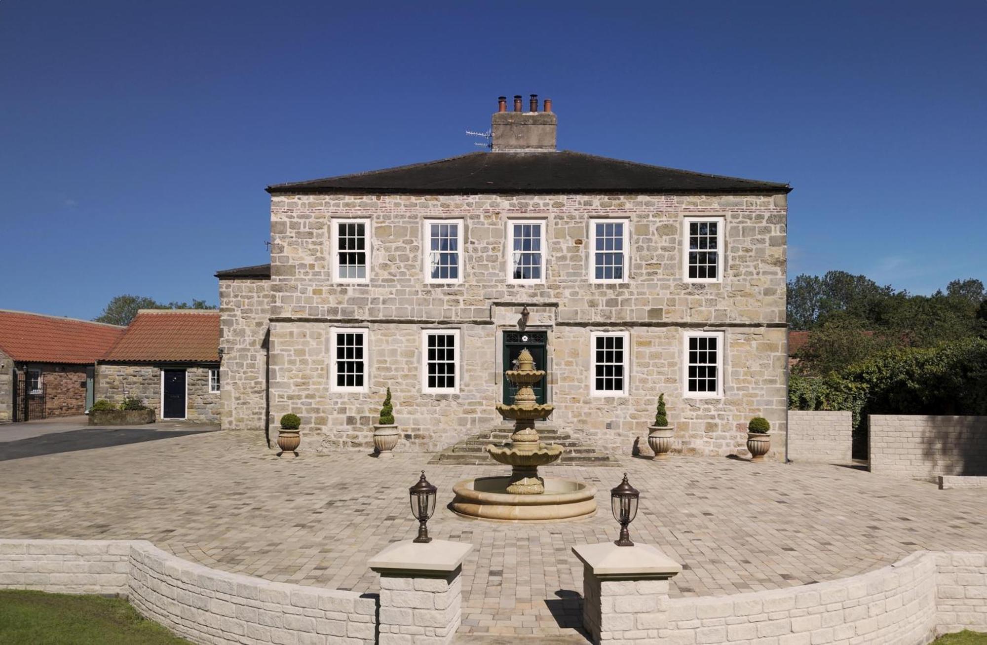 Killerby Old Hall With Hot Tub And Swimming Pool 스카버러 외부 사진